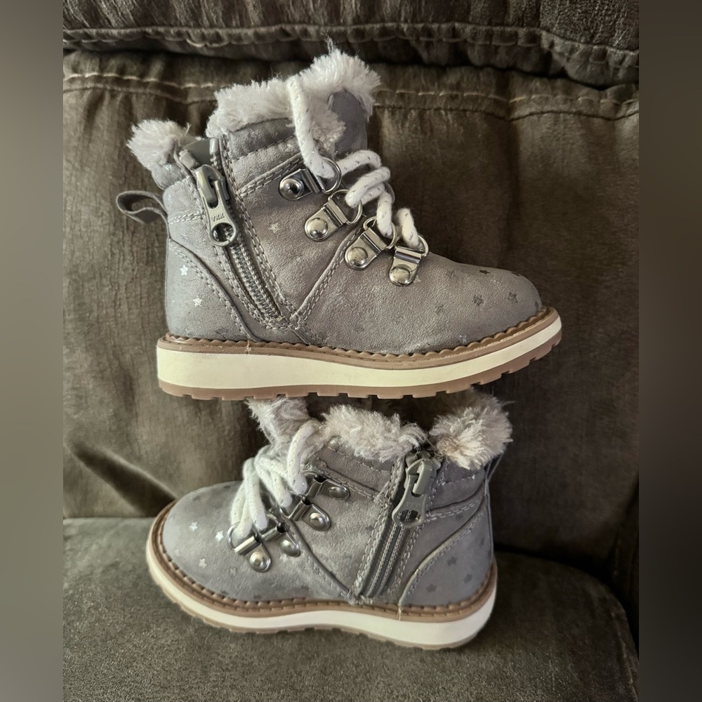 Cat & Jack Silver Star
Boots - Size 5